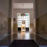 Siamo nel vasto androne centrale che conduce a una luminosa vetrata che d� sul cortile interno